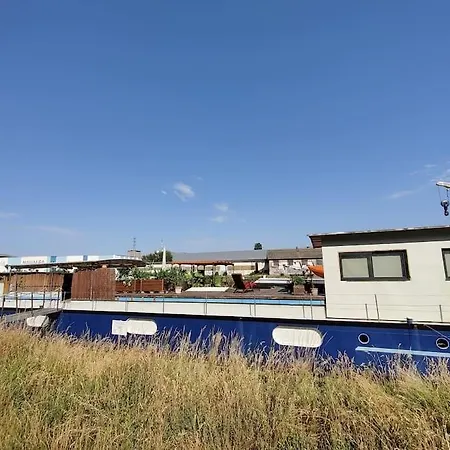 Captain's Cabin: Cosy Flat On A House Boat 斯特拉斯堡