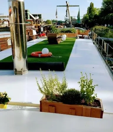 Captain's Cabin: Cosy Flat On A House Boat 船屋